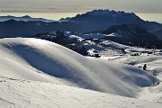 70 Dossi ben innevati splendenti al sole con vista in Resegone